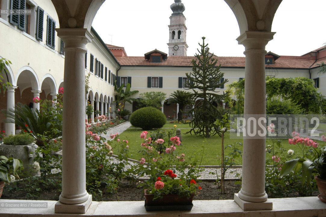 VENEZIA 17/06/04 - ISOLA DEGLI ARMENI CONVENTO DEI PADRI MECHITARISTI CHIOSTRO ©Graziano Arici/Rosebud2