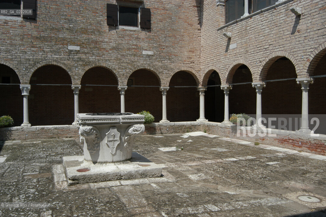 VENEZIA 28/06/04 :  STATO DI FATTO DELLISOLA DI S.FRANCESCO DEL DESERTO PRIMA DELLINTERVENTO DEL CONSORZIO VENEZIA NUOVA ©Graziano Arici/Rosebud2 LAGUNA