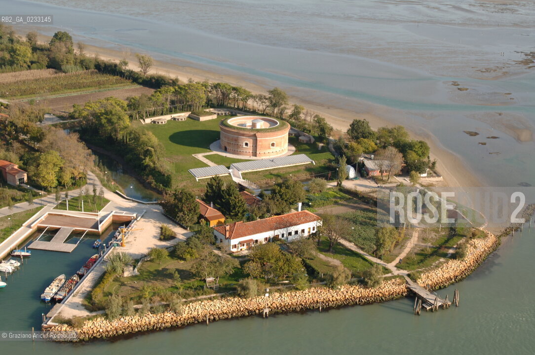 VENEZIA 18/09/05 FOTO AEREE DELLISOLA DI S.ERASMO E DELLA TORRE MASSIMILIANA ©Graziano Arici/Rosebud2