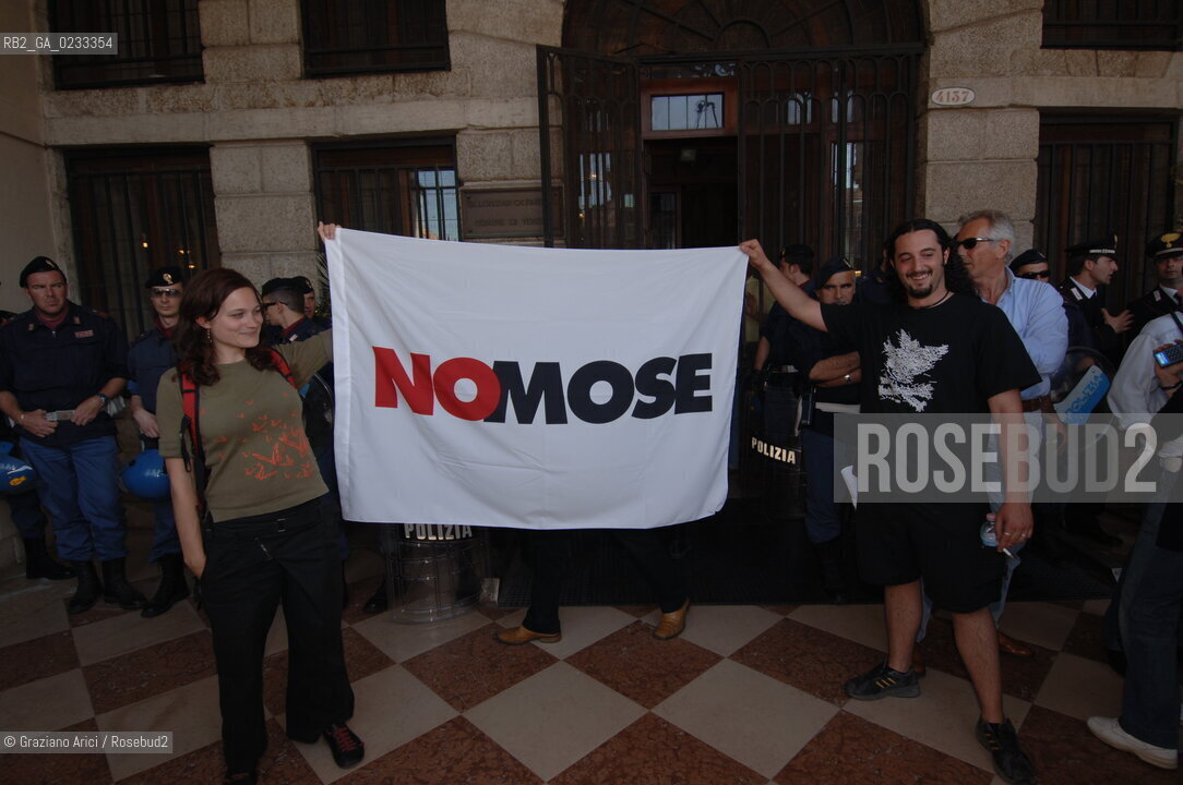 VENICE 22/05/06 MANIFESTATION AGAINST THE MOSE PROJECT. THE MOSE PROJECT IS THE THE DIGUE SYSTEM AGAINST THE HIGH TIDE IN VENICE ©Graziano Arici/Rosebud2 MANIFESTAZIONE PROTESTA
