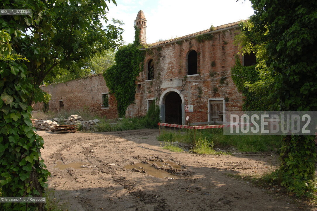 VENEZIA 11/05/06 - STATO DI FATTO E LAVORI IN CORSO SULLISOLA DEL LAZZARETTO VECCHIO ©Graziano Arici/Rosebud2 CONSORZIO VENEZIA NUOVA ISOLE ABBANDONATE