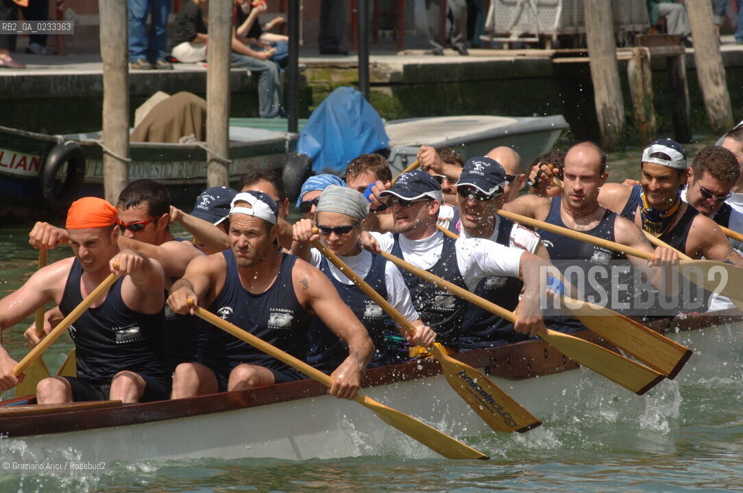 VENEZIA 4 GIUGNO 2006 - IL PASSAGGIO DELLA VOGALONGA NEL CANALE DI CANNAREGIO ©Graziano Arici/Rosebud2  BARCA REGATA