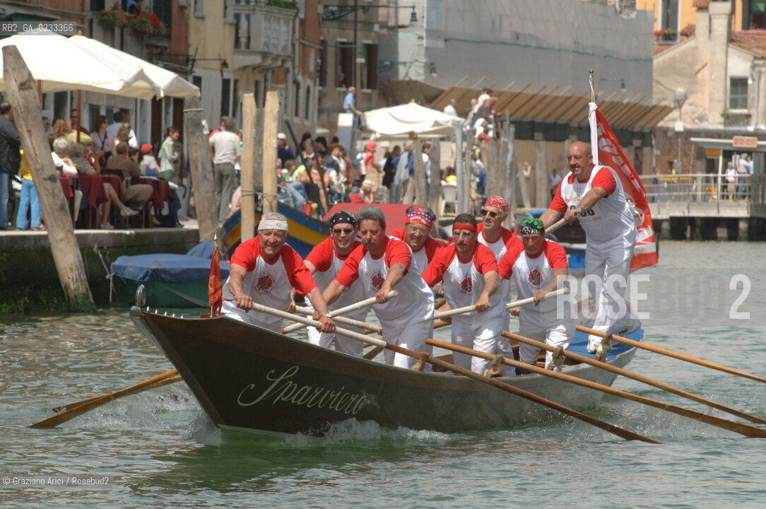 VENEZIA 4 GIUGNO 2006 - IL PASSAGGIO DELLA VOGALONGA NEL CANALE DI CANNAREGIO ©Graziano Arici/Rosebud2  BARCA REGATA