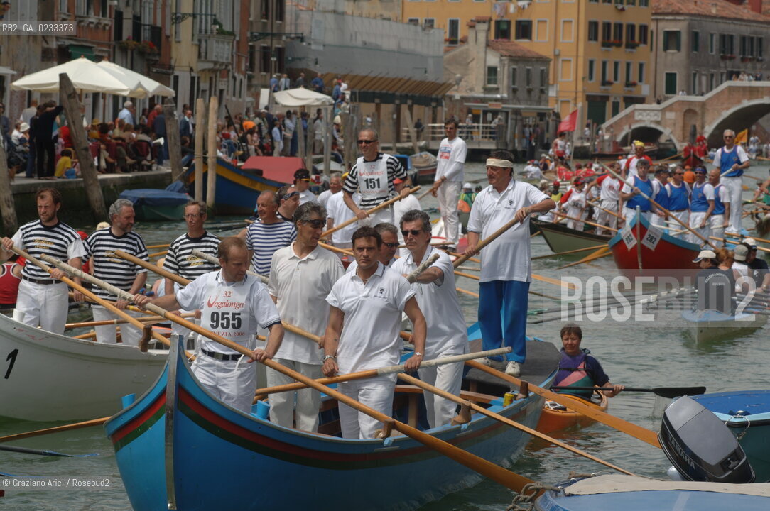 VENEZIA 4 GIUGNO 2006 - IL PASSAGGIO DELLA VOGALONGA NEL CANALE DI CANNAREGIO ©Graziano Arici/Rosebud2  BARCA REGATA