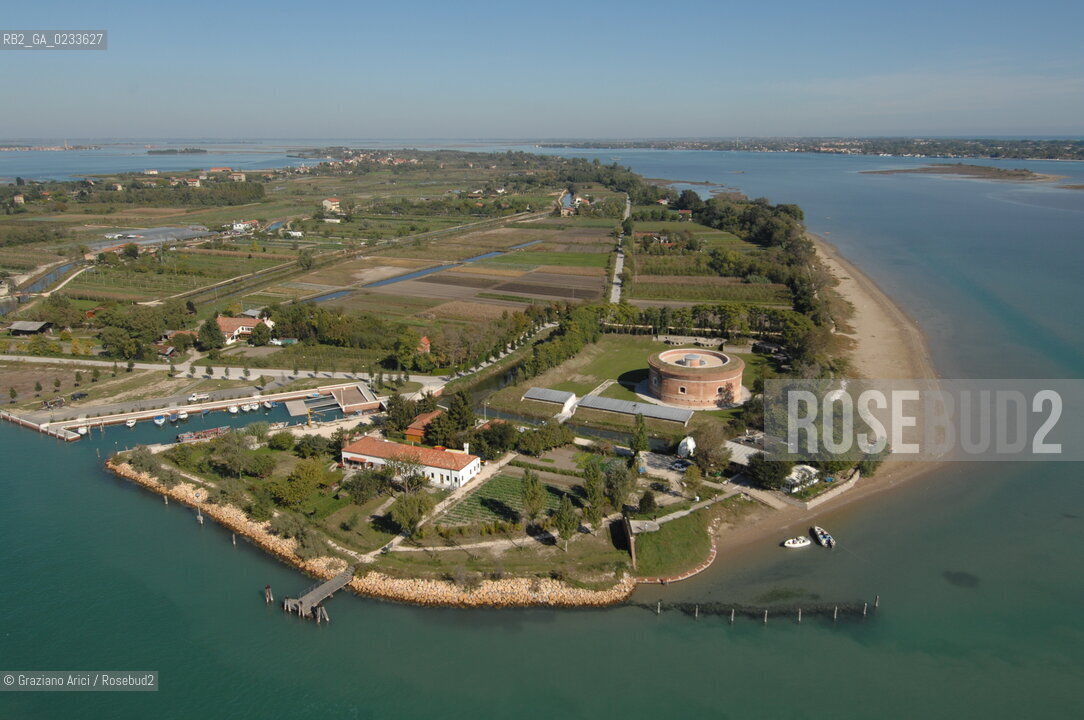 VENEZIA 10/10/06 FOTO AEREA ISOLA DI S.ERASMO TORRE MASSIMILIANA ©Graziano Arici/Rosebud2