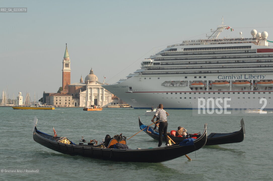 VENEZIA OTTOBRE 2006 NAVE DA CROCIERA TRANSATLANTICO - ©Graziano Arici/Rosebud2 GONDOLA