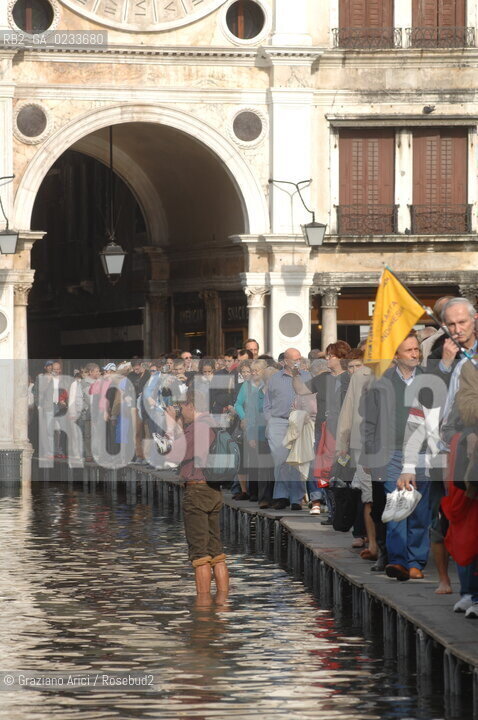 VENEZIA 24 OTTOBRE 2006 - ALTA MAREA IN PIAZZA S.MARCO @ Graziano Arici/Rosebud2 TURISMO ACQUA ALTA