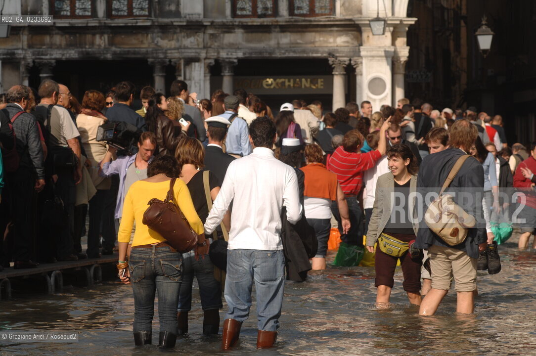 VENEZIA 24 OTTOBRE 2006 - ALTA MAREA IN PIAZZA S.MARCO @ Graziano Arici/Rosebud2 TURISMO ACQUA ALTA