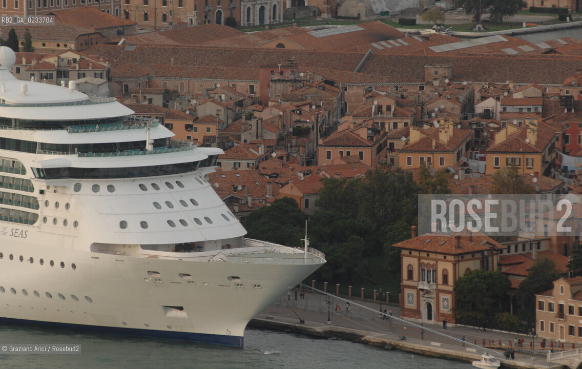 VENEZIA OTTOBRE 2006 FOTO AEREA DI VENEZIA CON UNA NAVE DA CROCIERA - ©Graziano Arici/Rosebud2