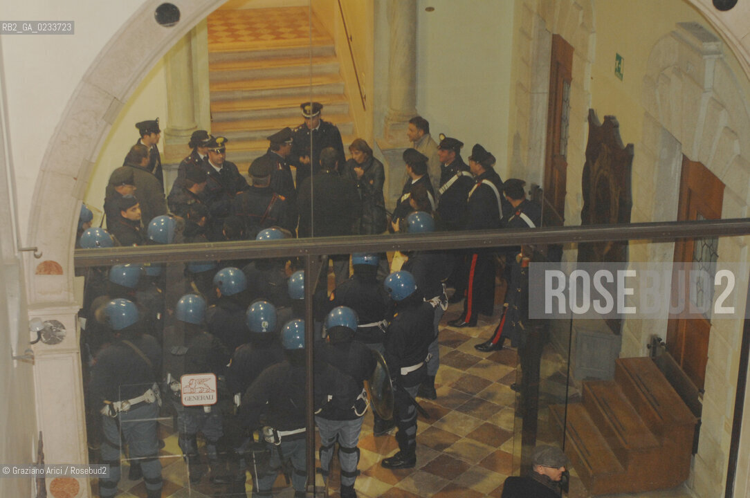 VENEZIA 20 NOVEMBRE 2006 - OCCUPAZIONE DA PARTE DELLASSEMBLEA NOMOSE DELLA SEDE DEL CONSORZIO VENEZIA NUOVA ©Graziano Arici/Rosebud2 NO GLOBAL DISOBBEDIENTI