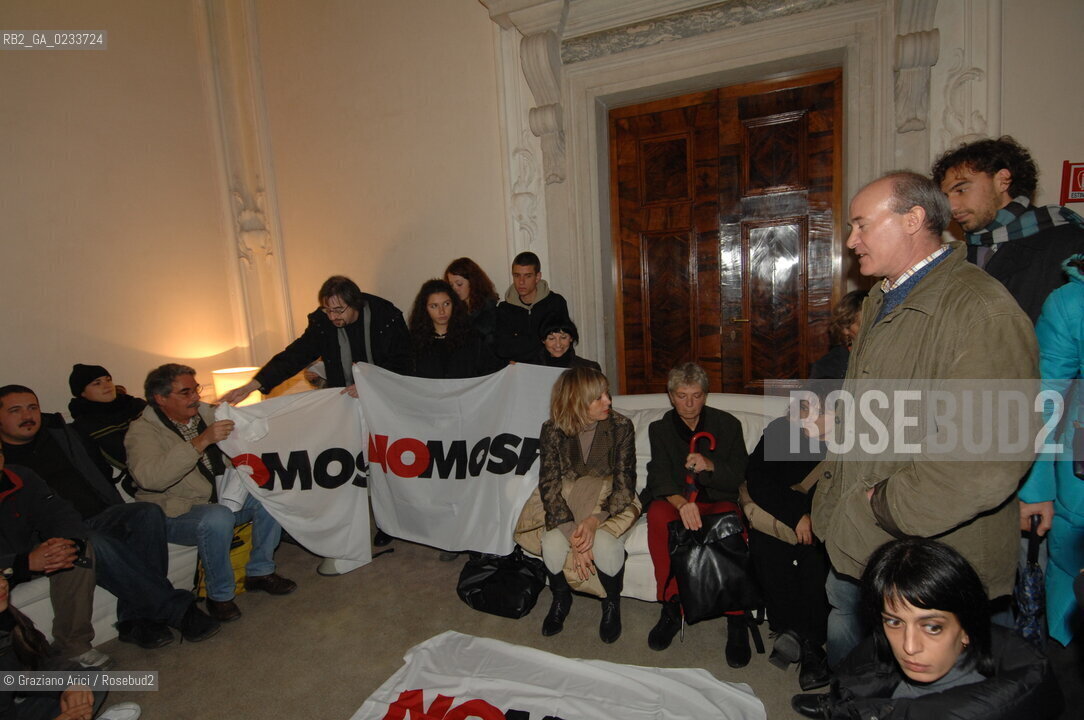 VENEZIA 20 NOVEMBRE 2006 - OCCUPAZIONE DA PARTE DELLASSEMBLEA NOMOSE DELLA SEDE DEL CONSORZIO VENEZIA NUOVA ©Graziano Arici/Rosebud2 NO GLOBAL DISOBBEDIENTI