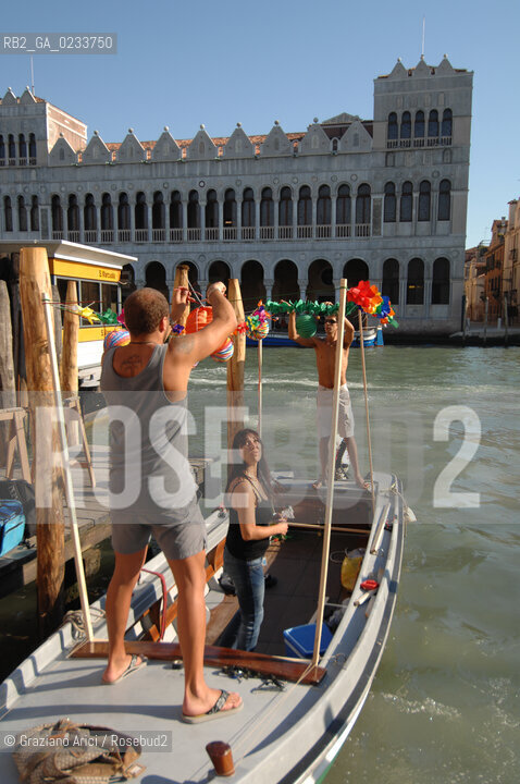 VENEZIA LUGLIO 2007 - PREPARAZIONE DI UNA BARCA PER LA FESTA DEL REDENTORE - @ Graziano Arici/Rosebud2