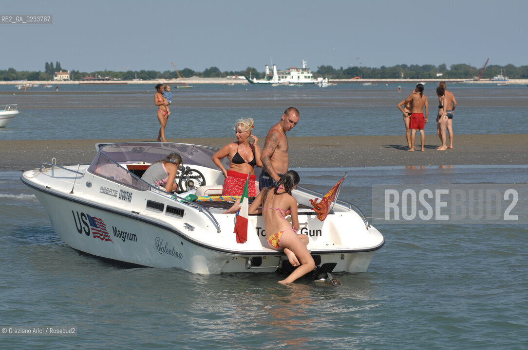 VENEZIA 14/07/07 - BACAN SULLA BOCCA DI PORTO DEL LIDO ©Graziano Arici/Rosebud2 SPIAGGIA MOSE CONSORZIO VENEZIA NUOVA BARCA