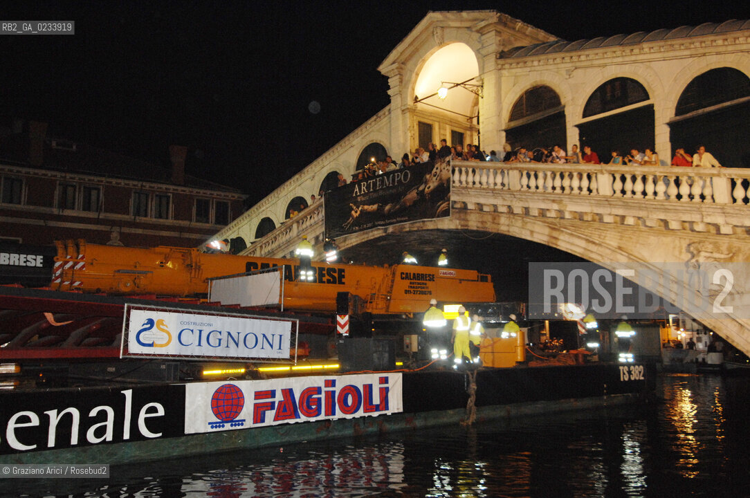 VENICE 27/07/07 - THE  FOURTH BRIDGE OVER THE GRAND CANAL: THE CALATRAVA BRIDGE - THE CROSSING OF THE FIRST PARTS ALONG THE GRAND CANAL AND UNDER THE RIALTO BRIDGE ©Graziano Arici/Rosebud2 QUARTO PONTE CANAL GRANDE VENEZIA