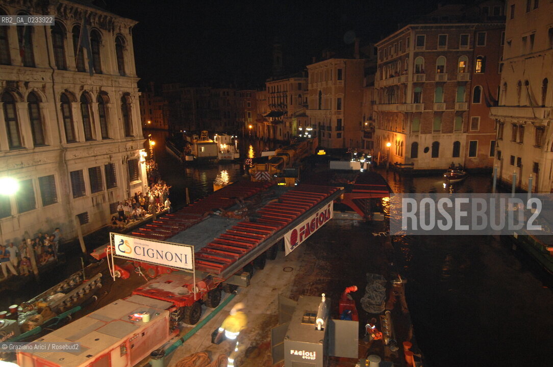 VENICE 27/07/07 - THE  FOURTH BRIDGE OVER THE GRAND CANAL: THE CALATRAVA BRIDGE - THE CROSSING OF THE FIRST PARTS ALONG THE GRAND CANAL AND UNDER THE RIALTO BRIDGE ©Graziano Arici/Rosebud2 QUARTO PONTE CANAL GRANDE VENEZIA