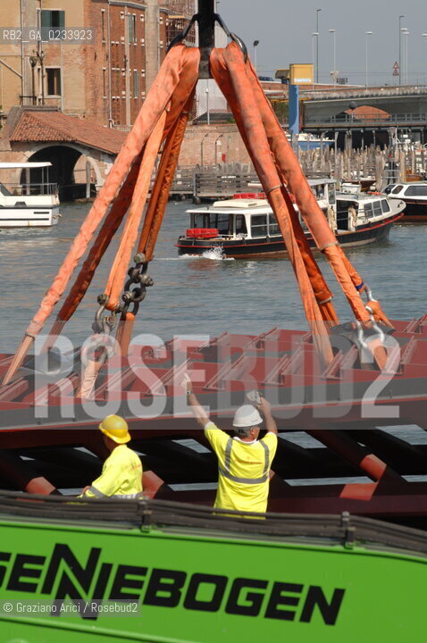 VENICE 28/07/07 - THE  FOURTH BRIDGE OVER THE GRAND CANAL: THE CALATRAVA BRIDGE - THE ASSEMBLY OF THE FIRST PARTS ALONG THE GRAND CANAL ©Graziano Arici/Rosebud2 QUARTO PONTE CANAL GRANDE VENEZIA