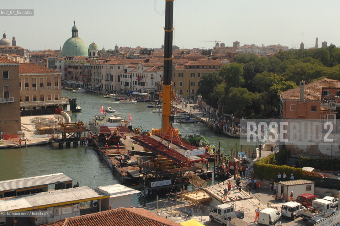 VENICE 28/07/07 - THE  FOURTH BRIDGE OVER THE GRAND CANAL: THE CALATRAVA BRIDGE - THE ASSEMBLY OF THE FIRST PARTS ALONG THE GRAND CANAL ©Graziano Arici/Rosebud2 QUARTO PONTE CANAL GRANDE VENEZIA