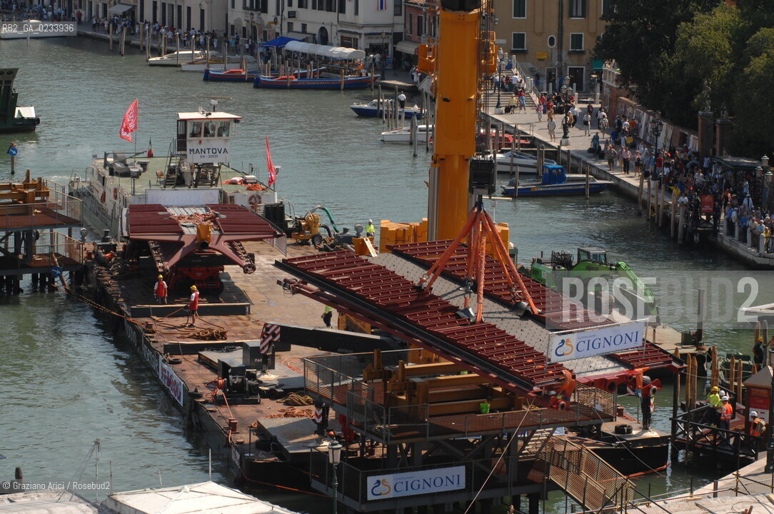 VENICE 28/07/07 - THE  FOURTH BRIDGE OVER THE GRAND CANAL: THE CALATRAVA BRIDGE - THE ASSEMBLY OF THE FIRST PARTS ALONG THE GRAND CANAL ©Graziano Arici/Rosebud2 QUARTO PONTE CANAL GRANDE VENEZIA