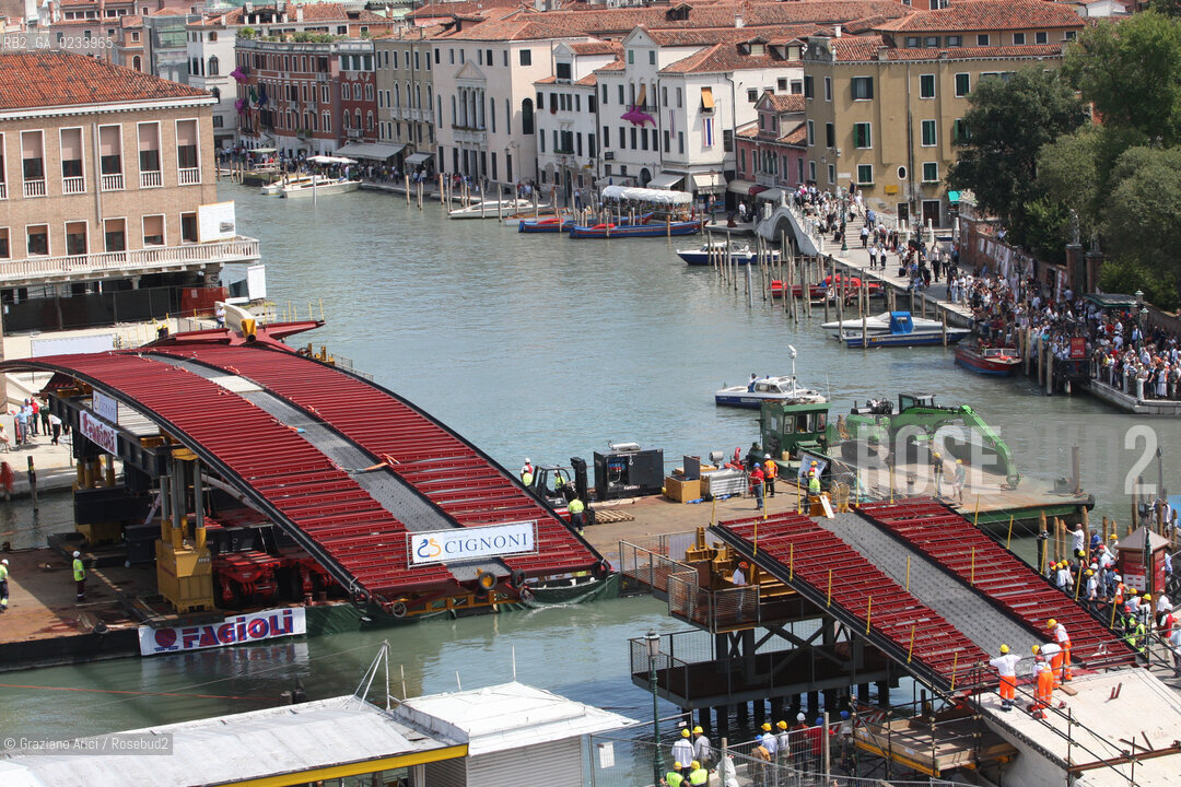 VENICE 18/07/07 - THE  FOURTH BRIDGE OVER THE GRAND CANAL: THE CALATRAVA BRIDGE - THE ASSEMBLY OF THE LARGEST PART ALONG THE GRAND CANAL ©Graziano Arici/Rosebud2 QUARTO PONTE CANAL GRANDE VENEZIA