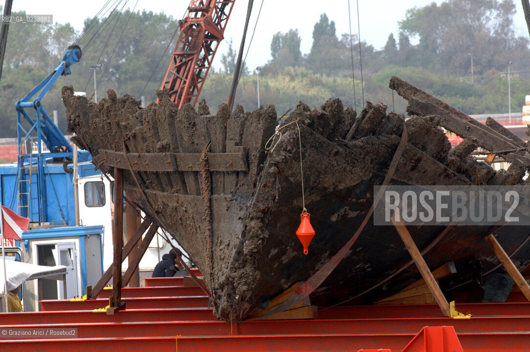 VENEZIA 30/08/07 - RECUPERO DI UNA NAVE DEL 1800 SULLA BOCCA DI MALAMOCCO LIDO ©Graziano Arici/Rosebud2 CONSORZIO VENEZIA NUOVA ARCHEO