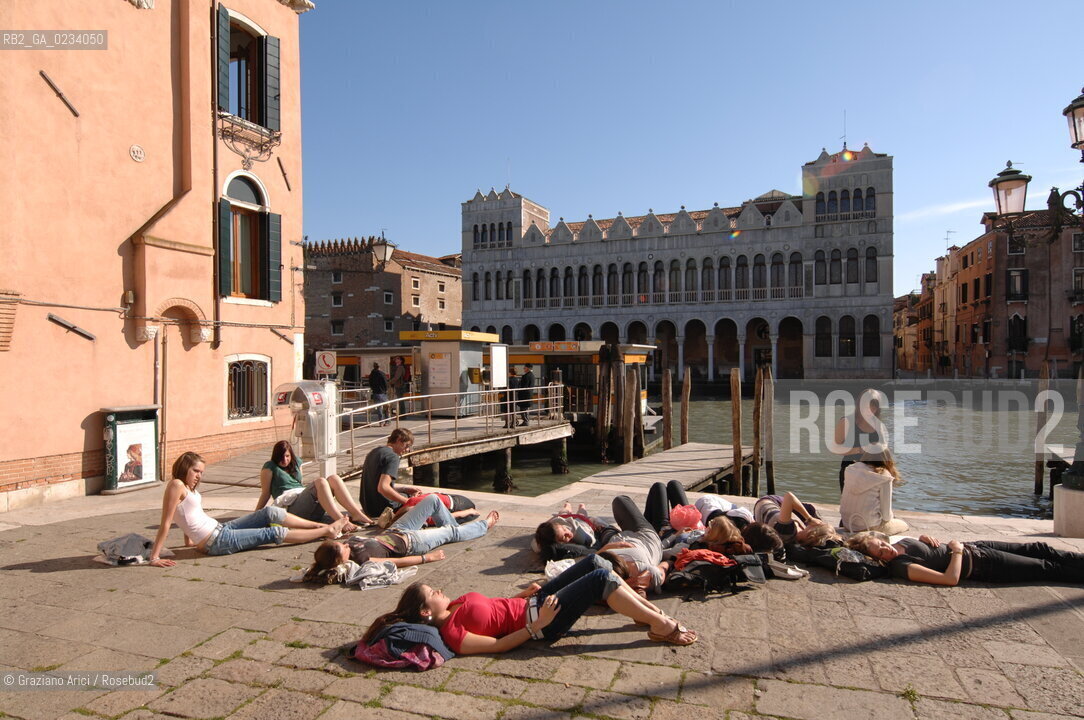 VENEZIA APRILE 2008 TURISTI A S.MARCUOLA  ©Graziano Arici/Rosebud2 TURISMO POZZO