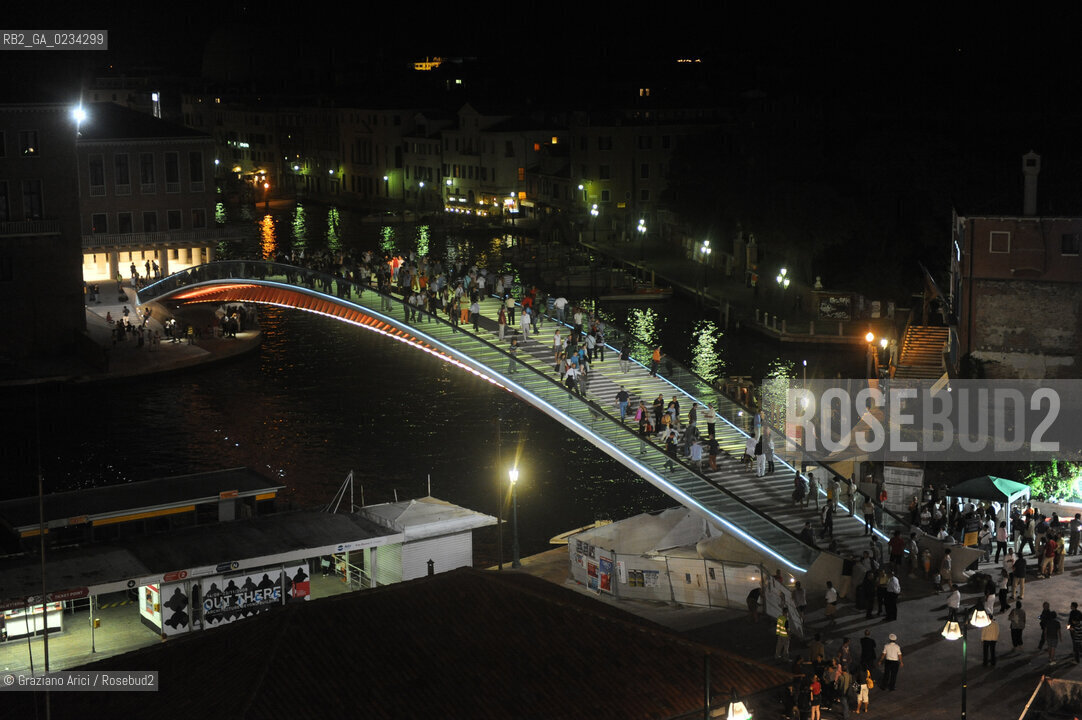 VENICE 11/9/08 UNEXPECTED INAUGURATION WITH THE MAYOR MASSIMO CACCIARI IN THE NIGHT OF NEW BRIDGE ON THE GRAND CANAL DESIGNED BY THE ARCHITECT SANTIAGO CALATRAVA ©Graziano Arici/Rosebud2 PONTE CANAL GRANDE