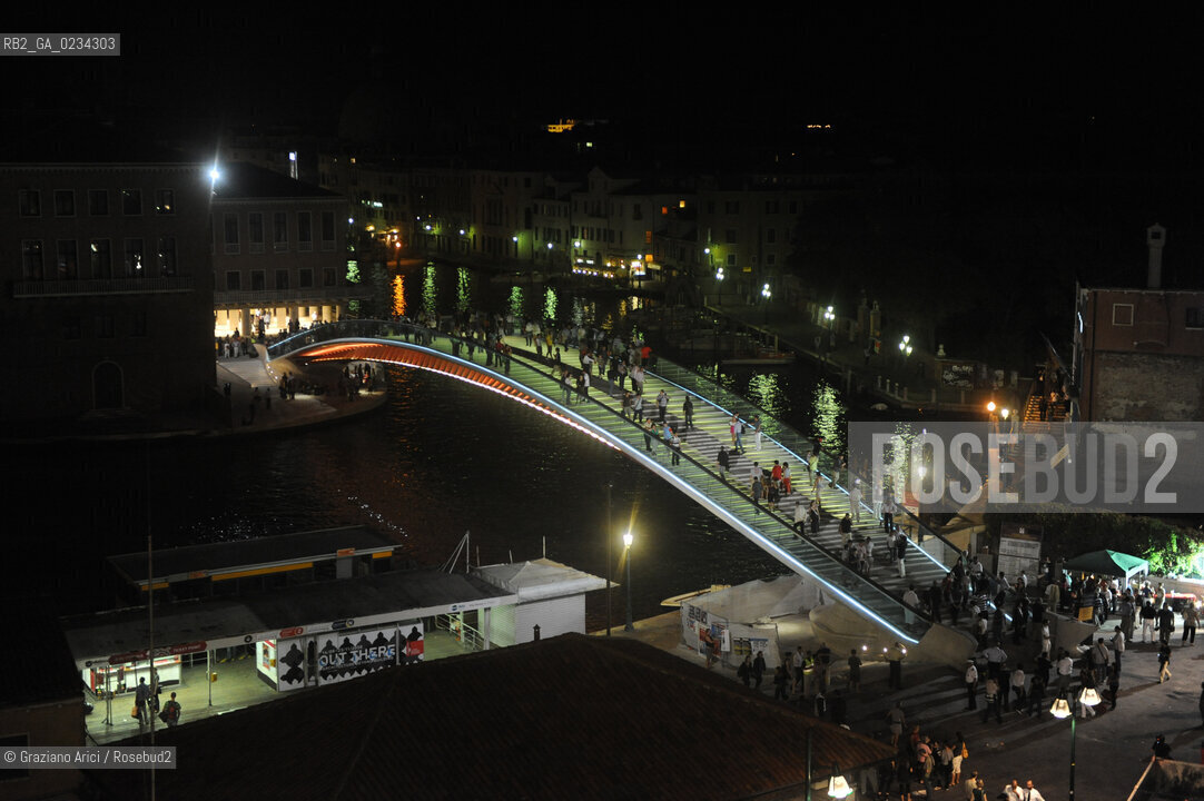 VENICE 11/9/08 UNEXPECTED INAUGURATION WITH THE MAYOR MASSIMO CACCIARI IN THE NIGHT OF NEW BRIDGE ON THE GRAND CANAL DESIGNED BY THE ARCHITECT SANTIAGO CALATRAVA ©Graziano Arici/Rosebud2 PONTE CANAL GRANDE