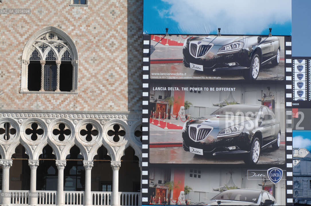 VENICE SEPTEMBER 2008 THE GEANT PUBLICITY ON THE GRAN CANAL IN VENICE : THE DOGES PALACE ©Graziano Arici/Rosebud2 PUBBLICITà VENICE ON SALE