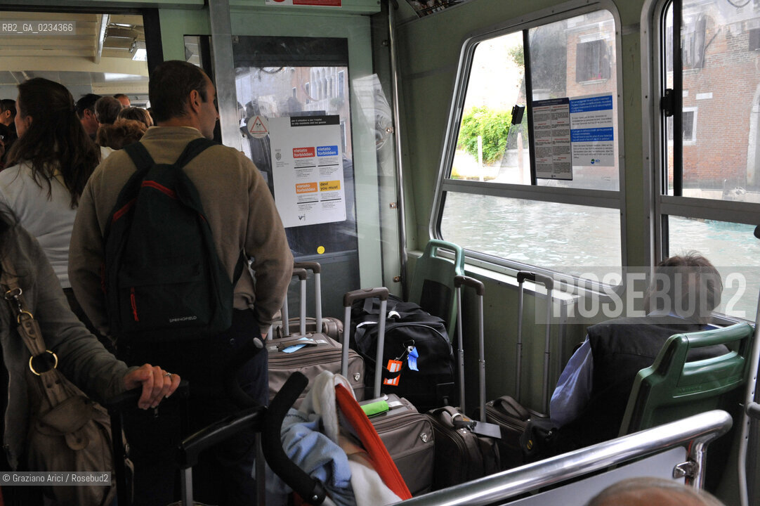 VENEZIA SETTEMBRE 2008 - INTERNO DI UN VAPORETTO DELLACTV CON TURISTI E VALIGE ©Graziano Arici/Rosebud2
