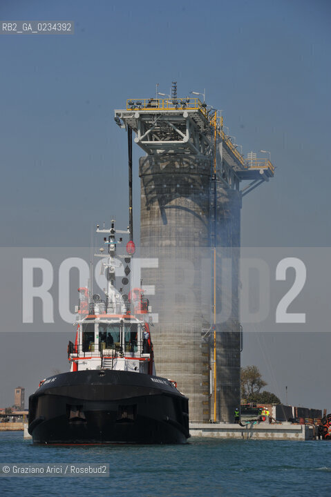 VENEZIA 6 OTTOBRE 2008 -VARO DEI MOORNIG DOLPHINS PER IL RIGASSIFICATORE ALLARSENALE ©Graziano Arici/Rosebud2 CONSORZIO VENEZIA NUOVA