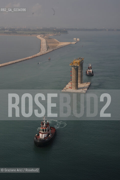 VENEZIA 8 OTTOBRE 2008 -FOTO AEREE DEL VARO DEI MOORNIG DOLPHINS PER IL RIGASSIFICATORE ALLARSENALE ©Graziano Arici/Rosebud2 CONSORZIO VENEZIA NUOVA