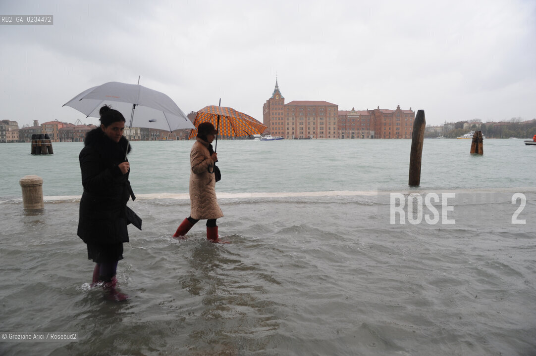 VENEZIA,15.12.2008.ALTA MAREA. ZATTERE © MARTABUSO ACQUA ALTA