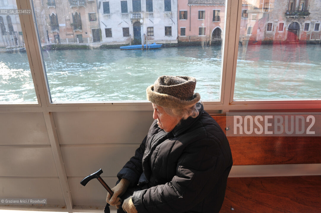 VENICE 27/2/09 AN OLD WOMAN IN A BOAT-STOP ON THE GRAND CANAL ©Graziano Arici/Rosebud2 ANZIANI