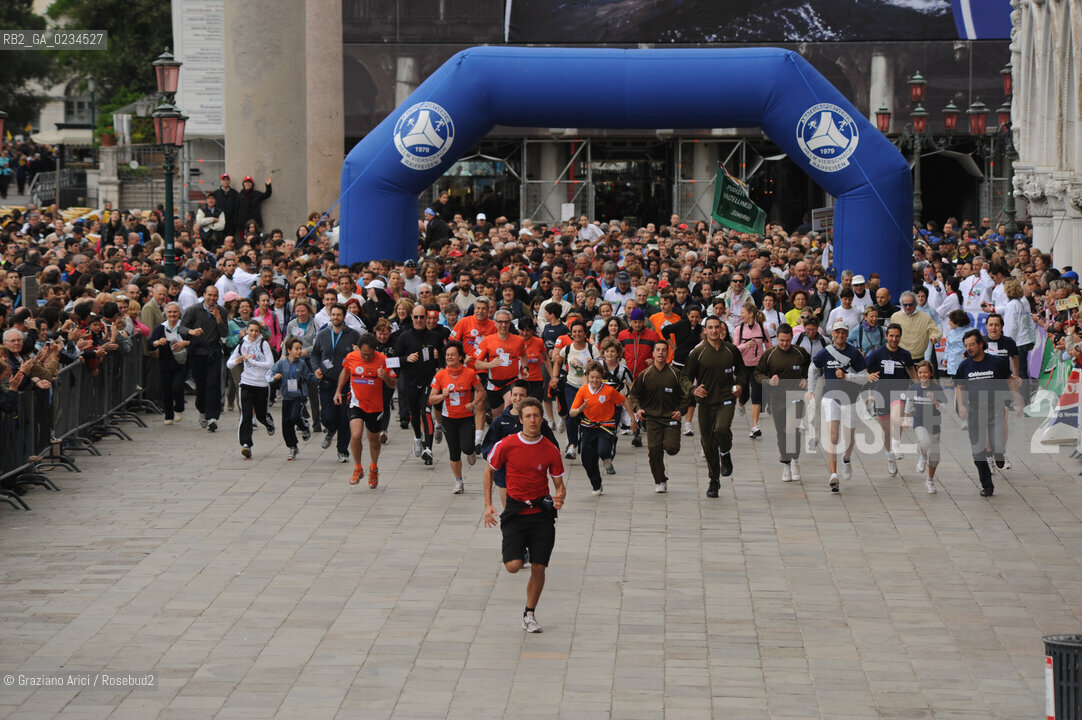 VENICE, 19.04.09. SU E ZO PER I PONTI 2009