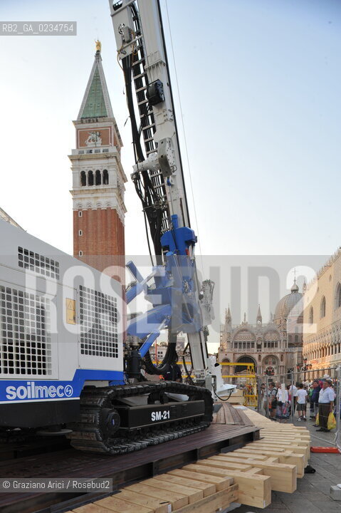 VENEZIA 30/07/09 - TRASPORTO DELLA TRIVELLA IN PIAZZA S.MARCO FINO AL CAMPANILE PER I LAVORI DI CONSOLIDAMENTO @ Graziano Arici/Rosebud2 CONSORZIO VENEZIA NUOVA RESTAURO