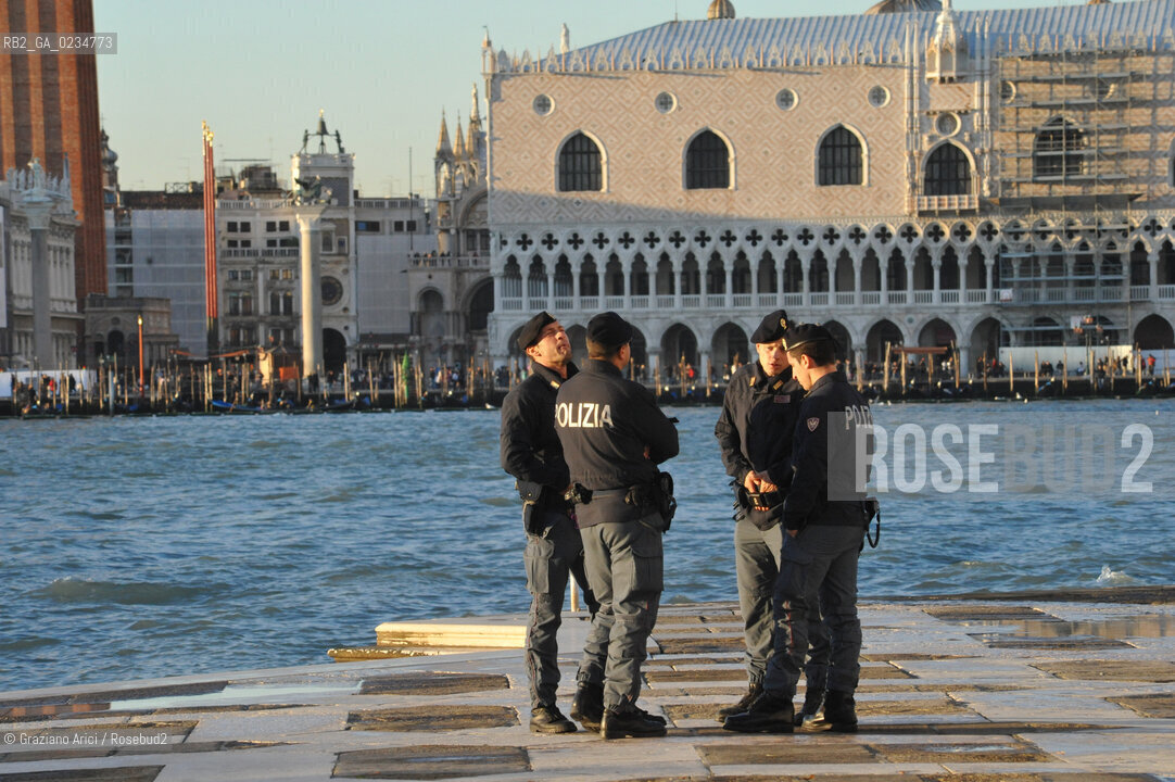 VENEZIA OTTOBRE 2009 : ISOLA DI S.GIORGIO CON POLIZIA ©Graziano Arici/Rosebud2