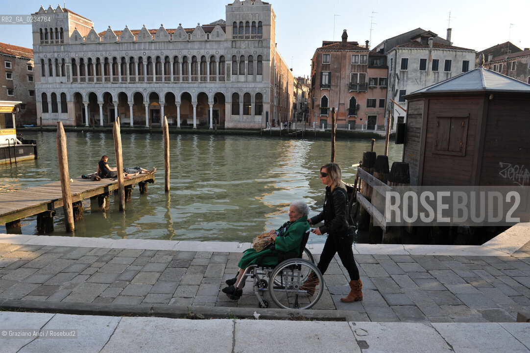 Venice 14/9/2009- Aged people in Venice   ©Graziano Arici/Rosebud2 persona anziana badante extracomunitaria