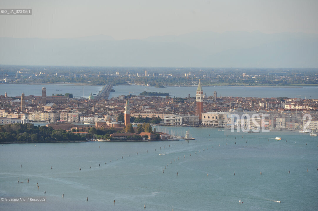VENEZIA 15 OTTOBRE 2009 - FOTO AEREE SKYLINE E ISOLE ©Graziano Arici/Rosebud2 AEREA
