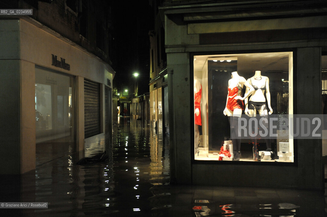 Venice december, 25th 2009 - Exceptional high tide of 1,45 m in Venice during the Christmas night at 4 a.m. ©Graziano Arici/Rosebud2 acqua alta marea