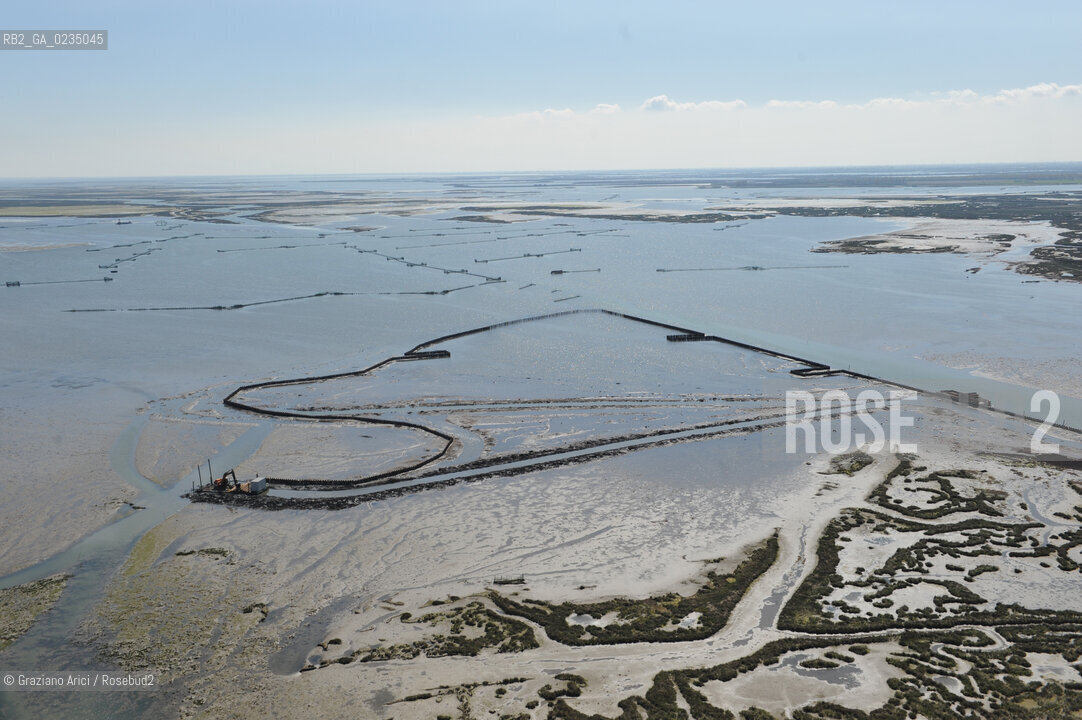 Venice april 2010 - Aerial view of Venice lagoon fishing foto aerea laguna barene pesca ©Graziano Arici/Rosebud2