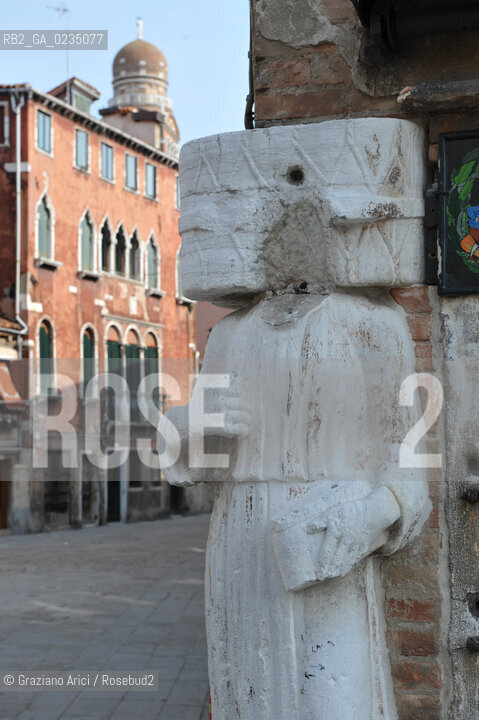 Venice april 2010 -  Theft of the head of Rioba statue in Campiello dei Mori furto della testa  ©Graziano Arici/Rosebud2
