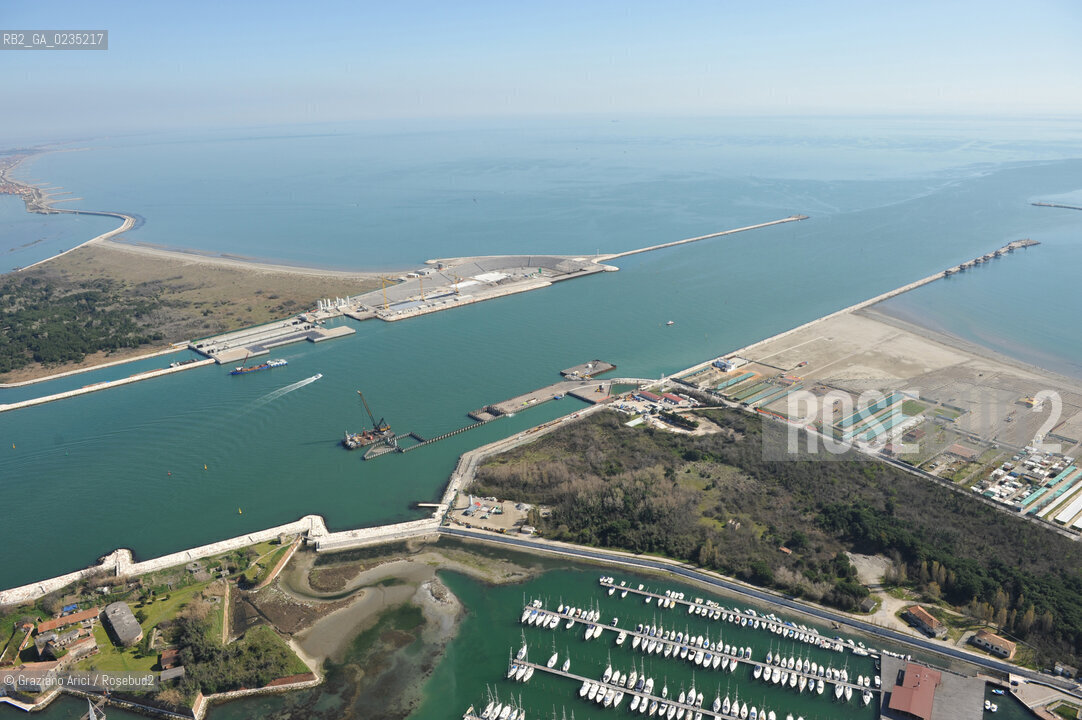 VENEZIA 7 APRILE 2010 - FOTO AEREE DEI LAVORI IN CORSO ALLA BOCCA DI PORTO DI CHIOGGIA  Graziano Arici/Rosebud2  CONSORZIO VENEZIA NUOVA