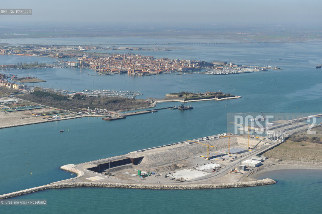 VENEZIA 7 APRILE 2010 - FOTO AEREE DEI LAVORI IN CORSO ALLA BOCCA DI PORTO DI CHIOGGIA  Graziano Arici/Rosebud2  CONSORZIO VENEZIA NUOVA