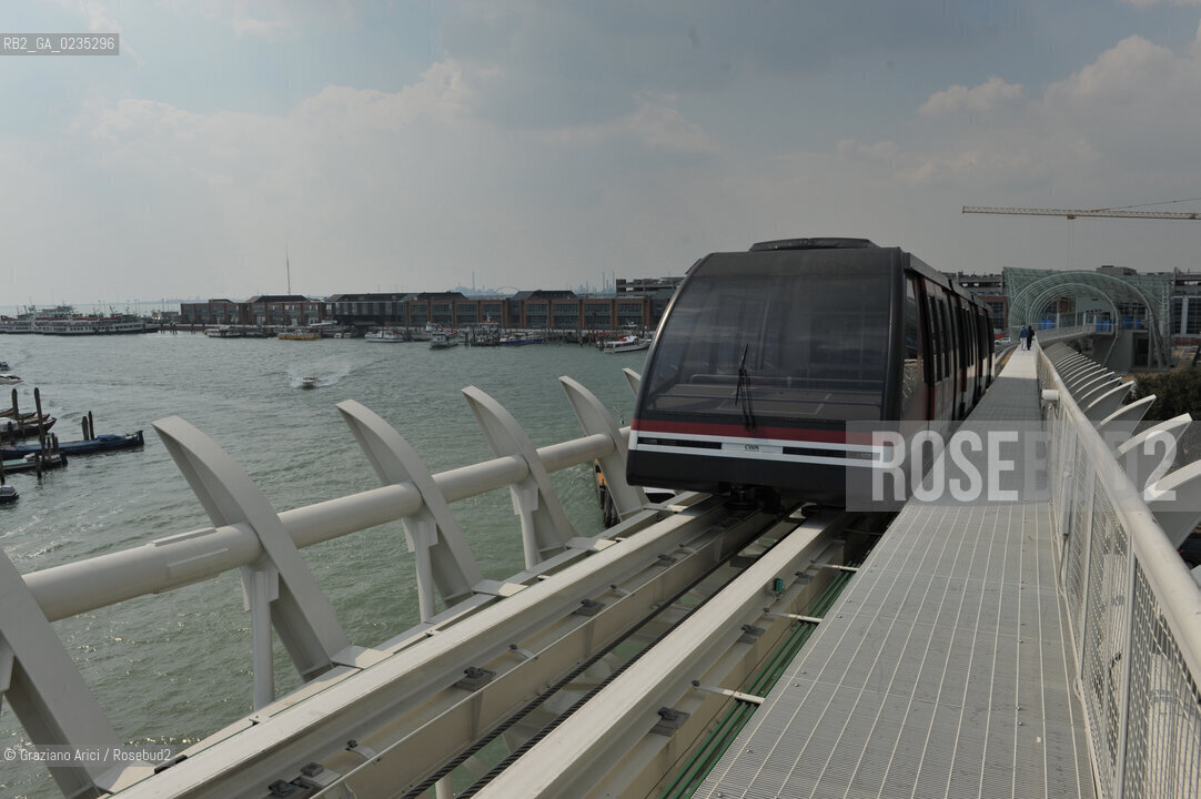 VENEZIA, 14.4.2010. LAVORI IN CORSO AL CANTIERE DEL PEOPLE MOVER PIAZALE ROMA-TRONCHETTO - TRENO IN CORSA ©Graziano Arici/Rosebud2