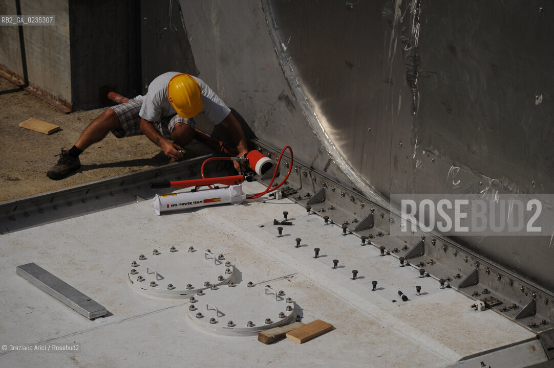 CHIOGGIA 12/08/09 LAVORI IN CORSO SUL CANAL VENA PER  MESSA IN OPERA DELLA PARATOIA MOBILE ©Graziano Arici/Rosebud2 CONSORZIO VENEZIA NUOVA