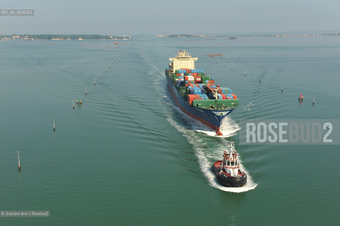 VENEZIA 30/6/10 - FOTO AEREE DELLINGRESSO NEL PORTO DI VENEZIA DELLA PRIMA NAVE CONTAINER HYUNDAI PER IL TRAFFICO DIRETTO CINA-VENEZIA ©Graziano Arici/Rosebud2