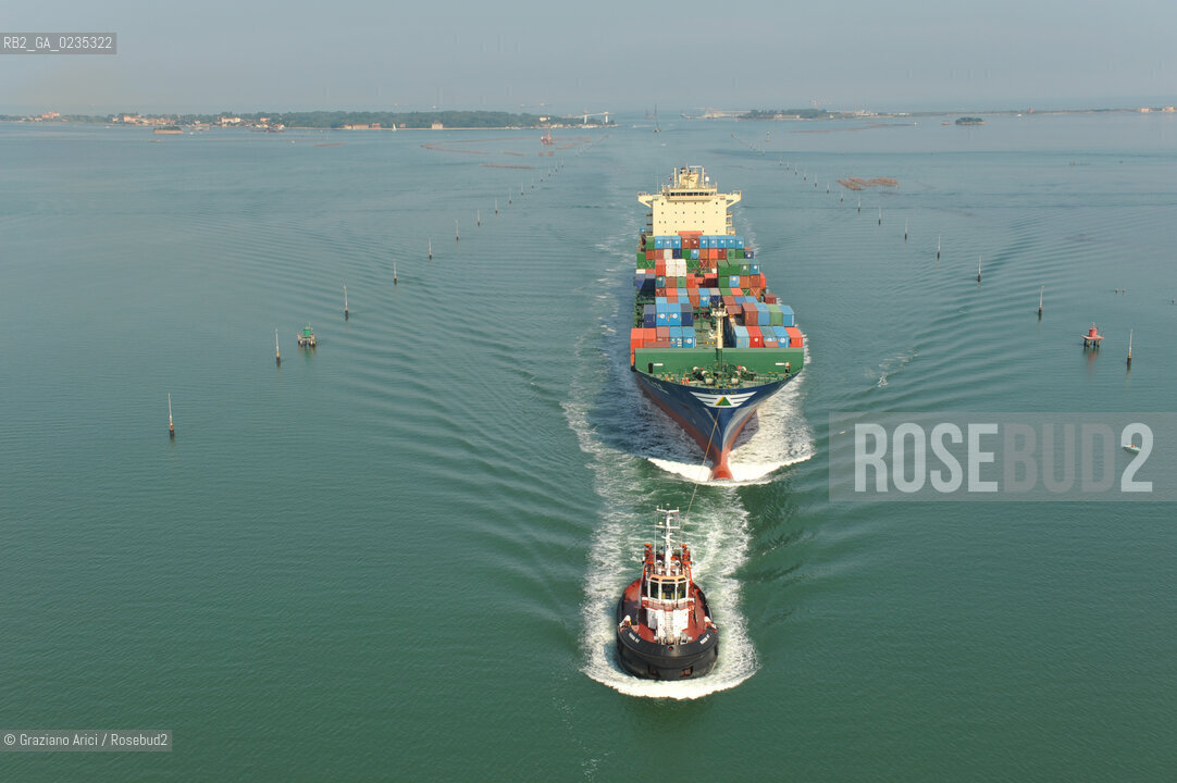 VENEZIA 30/6/10 - FOTO AEREE DELLINGRESSO NEL PORTO DI VENEZIA DELLA PRIMA NAVE CONTAINER HYUNDAI PER IL TRAFFICO DIRETTO CINA-VENEZIA ©Graziano Arici/Rosebud2