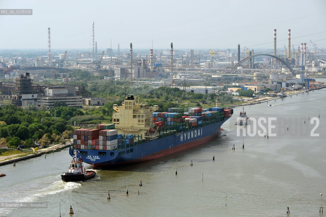 VENEZIA 30/6/10 - FOTO AEREE DELLINGRESSO NEL PORTO DI VENEZIA DELLA PRIMA NAVE CONTAINER HYUNDAI PER IL TRAFFICO DIRETTO CINA-VENEZIA ©Graziano Arici/Rosebud2