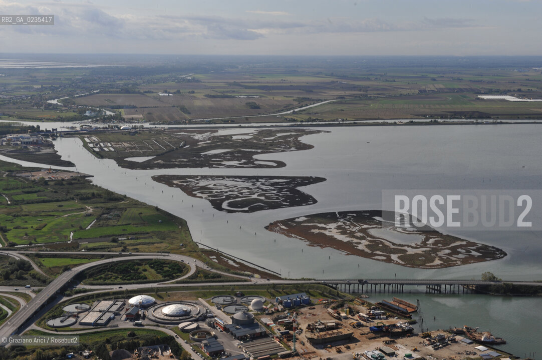 VENEZIA 15 OTTOBRE 2009 - FOTO AEREE DELLE BARENE DELLA LAGUNA DI VENEZIA ©Graziano Arici/Rosebud2 AEREA