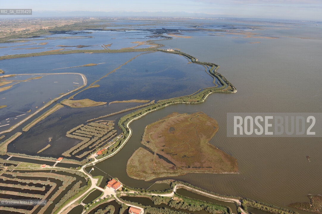 VENEZIA 15 OTTOBRE 2009 - FOTO AEREE DELLE BARENE DELLA LAGUNA DI VENEZIA ©Graziano Arici/Rosebud2 AEREA
